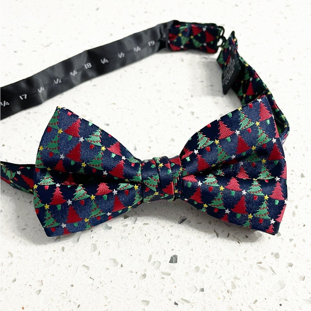 Holiday Traditions Christmas Tree 🎄 Bow Tie